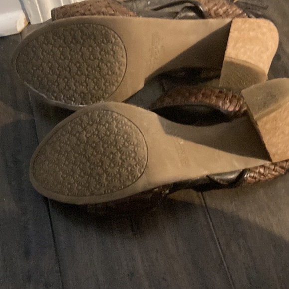 Reaction by Kenneth Cole Sandals. - Picture 2 of 3